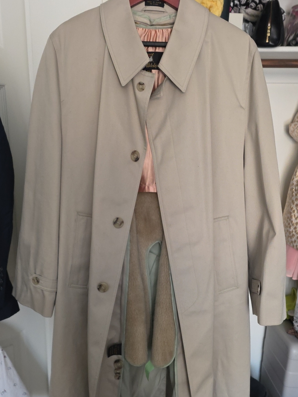 Classic Men's Light Beige 40R Very Good Condition Trench Coat with Button Front